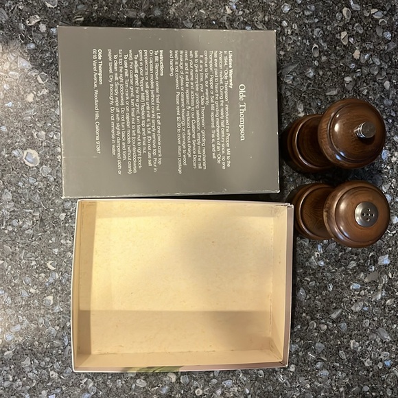Vintage Wood OLDE THOMPSON Pepper Mill And Salt Shaker Set New Condition - Picture 7 of 10